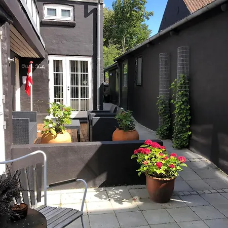 Backhouse Free Parking Og Privacy